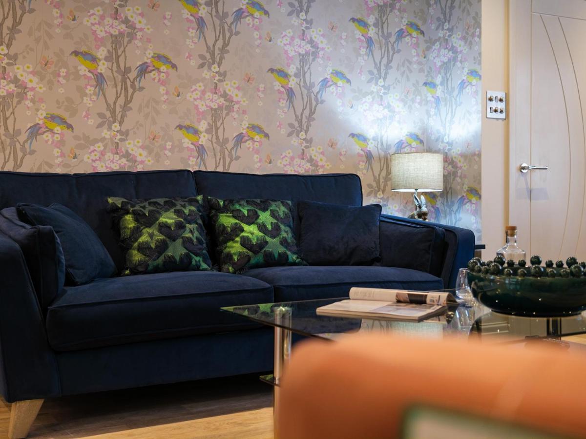 The Neon Rose Villa โบว์เนส ออน วินเดอเมียร์ ภายนอก รูปภาพ
